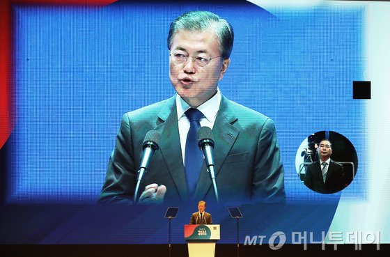 문재인 대통령이 15일 서울 종로구 세종문화회관 대강당에서 열린 제72주년 광복절 기념식에서 경축사를 하고 있다. 문 대통령은 이 자리에서 "한반도 평화 정착을 통한 분단 극복이야말로 광복을 진정으로 완성하는 길"이라며 "이산가족 문제와 같은 인도적 협력을 하루빨리 재개하고 "평창동계올림픽을 평화올림픽으로 만들어 남북대화의 기회로 삼자"고 북한에 제안했다. 2017.8.15/뉴스1