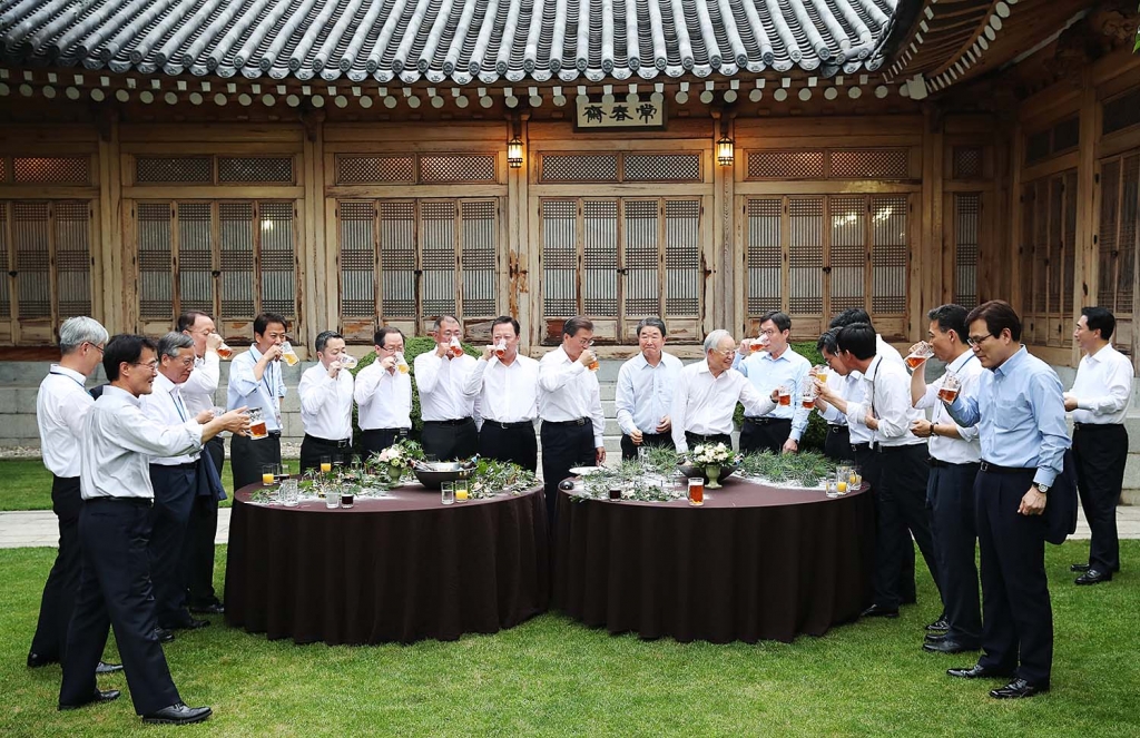 문재인 대통령이 7월27일 청와대 상춘재에서 열린 주요 기업인과의 호프 미팅에서 박용만 대한상공회의소 회장 등 기업 총수들과 함께 맥주를 마시고 있다./사진=뉴스1