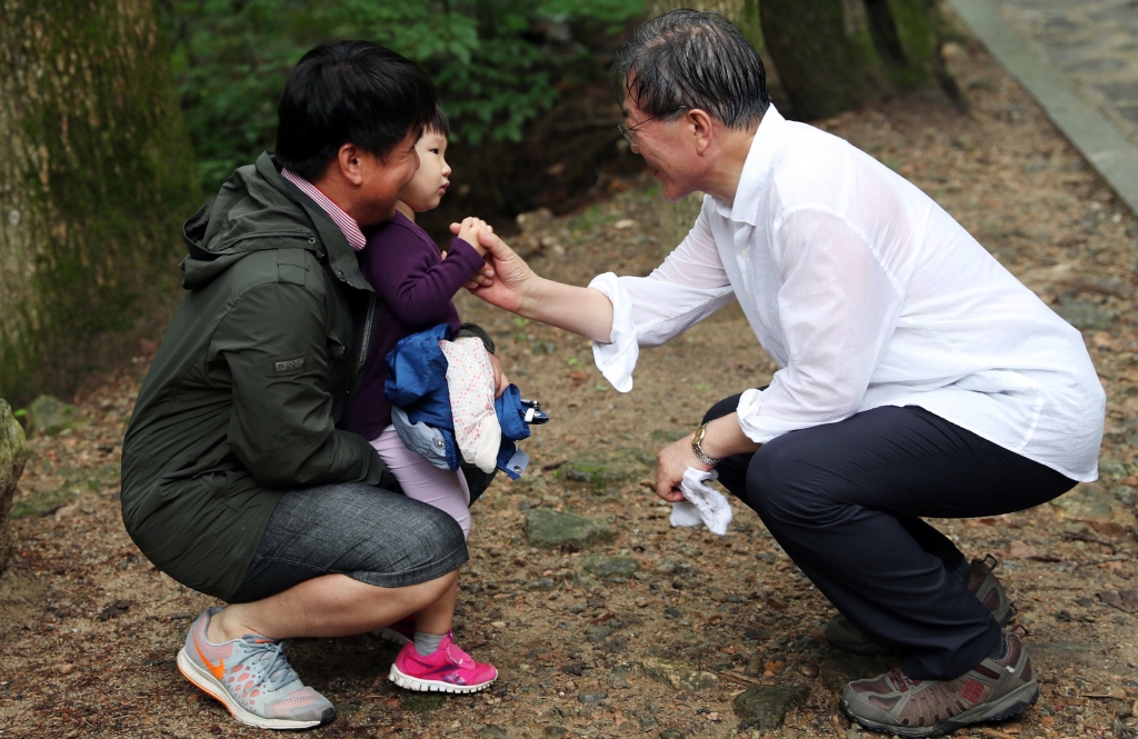 문재인 대통령이 여름휴가 이틀째인 지난 31일 오후 강원도 평창 오대산에서 등산 중 시민들과 만나 인사를 하고 있다.(청와대) 2017.8.1/뉴스1