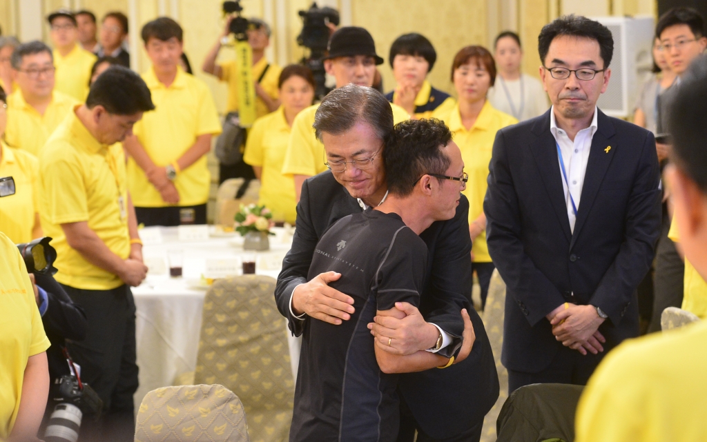 문재인 대통령이 16일 오후 4·16 세월호 참사 피해자 가족들 초청 간담회가 열린 청와대 영빈관에서 피해자 가족을 포옹하고 있다. 2017.08.16.