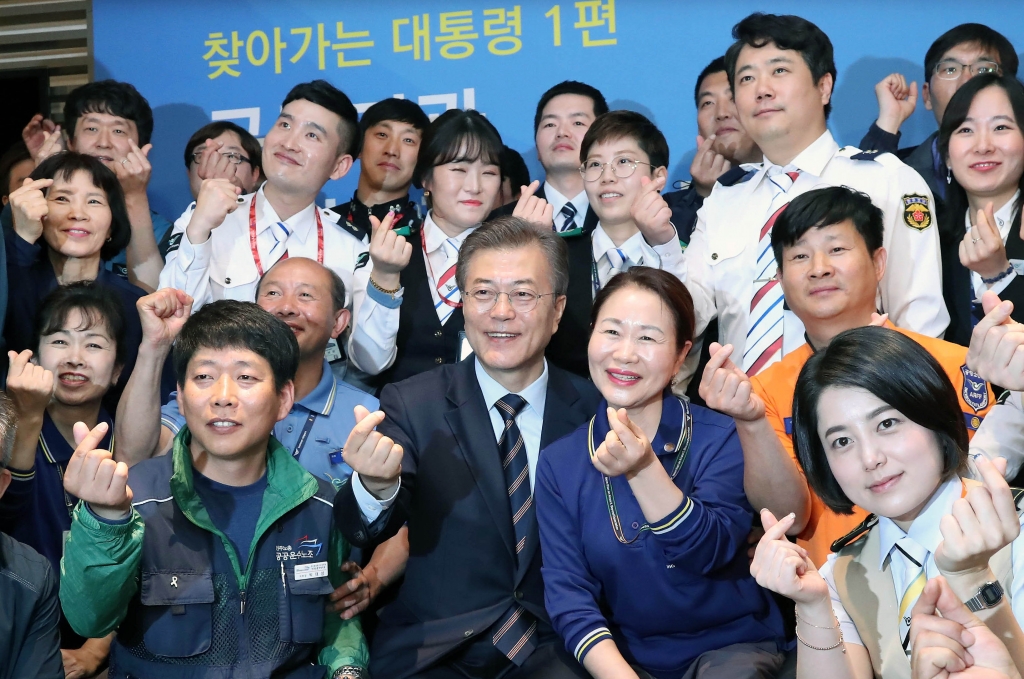 문재인 대통령이 12일 첫 공식 외부 일정으로 인천 중구 인천공항공사에서 비정규직 관련 간담회를 마치고 참석자들과 기념촬영하고 있다./사진=뉴스1