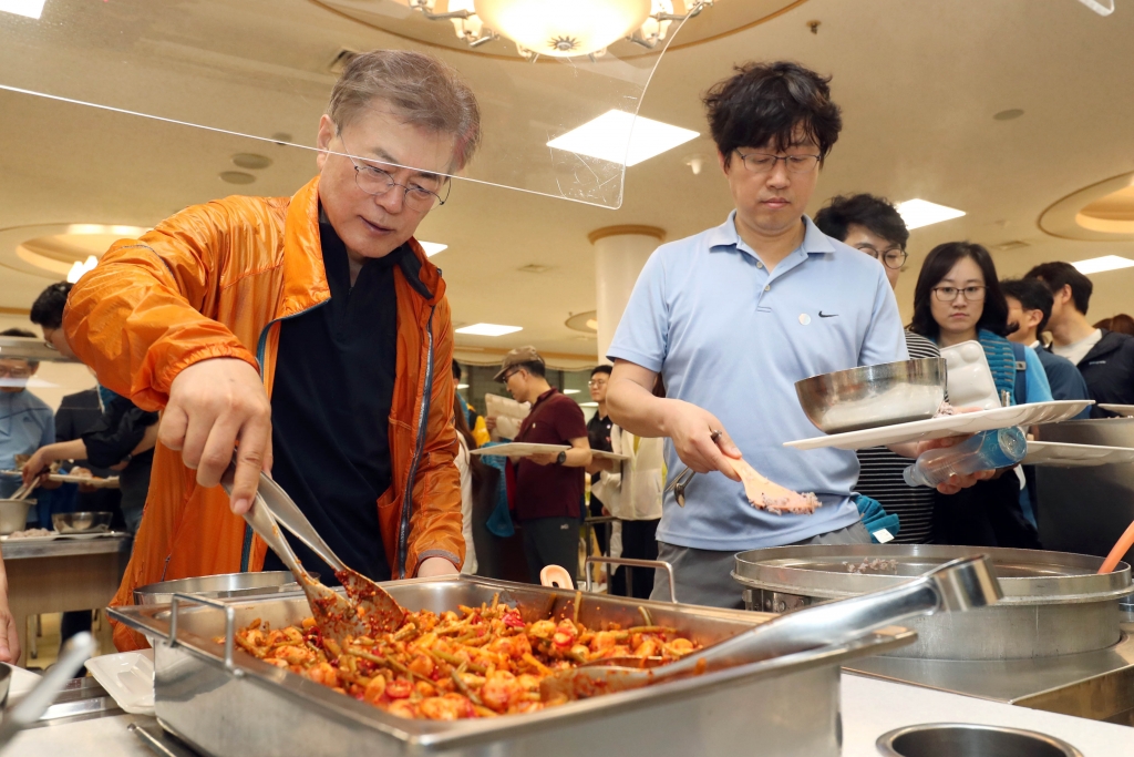 문재인 대통령이 13일 오전 당선 후 첫 주말을 맞아 대선 당시 ‘마크맨’을 담당했던 기자들과의 산행을 마친 후 청와대 충정관에서 점심 식사를 하고 있다. (청와대 제공)2017.5.13/뉴스1