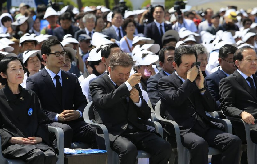 문재인 대통령이 18일 오전 광주 북구 국립 5·18 민주묘지에서 열린 '제37주년 5·18민주화운동 기념식' 중 자리에 앉아 눈물을 닦고 있다. 2017.5.18/뉴스1