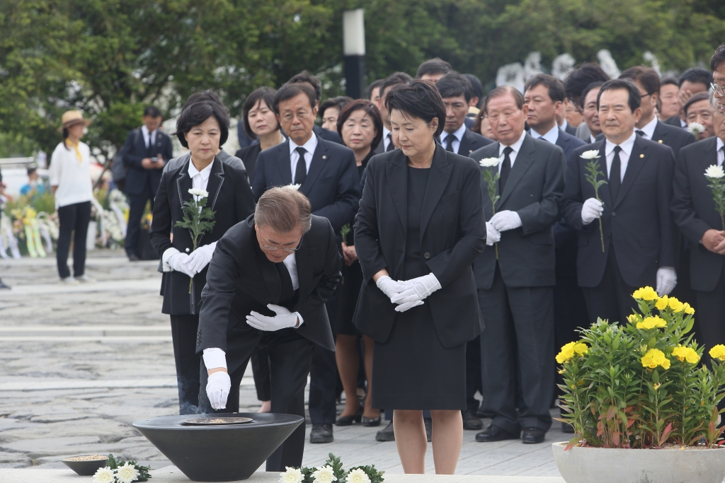 문재인 대통령과 부인 김정숙 여사가 23일 오후 경남 김해시 진영읍 봉산리 봉하마을에서 열린 노무현 전 대통령 서거 8주기 추도식을 마친 뒤 노 전 대통령 묘역을 참배하고 있다. (노무현재단 제공) 2017.5.23/뉴스1