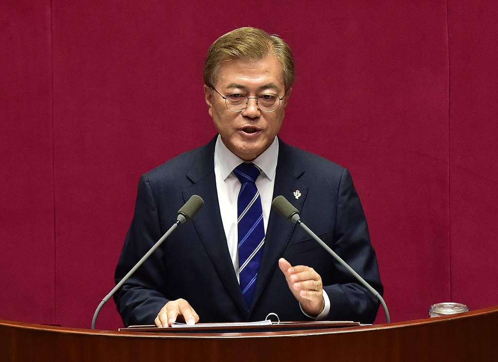 문재인 대통령이 12일 오후 서울 여의도 국회 본회의장에서 시정연설을 하고 있다. 2017.6.12/뉴스1