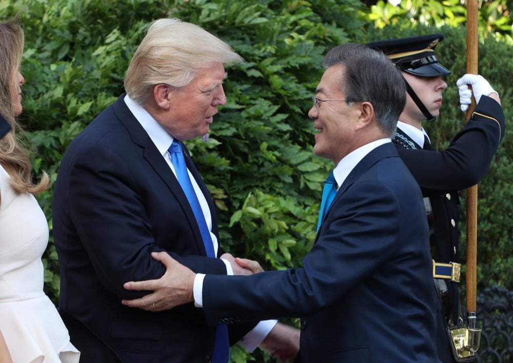 문재인 대통령이 29일(현지시간) 미국 워싱턴 백악관에서 트럼프 미국 대통령을 만나 악수를 나누고 있다.(청와대) 2017.6.30/뉴스1<br>