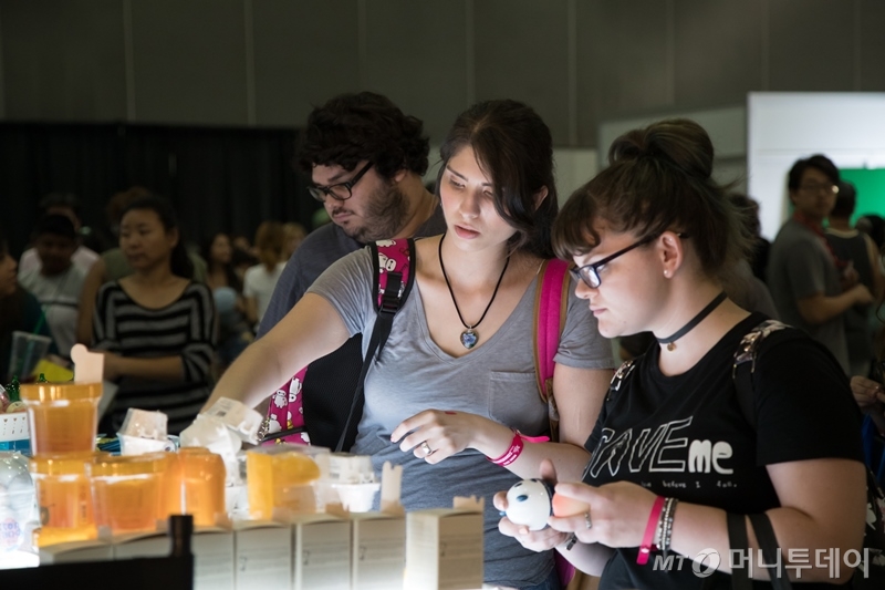 CJ가 주최한 'KCON 2016 LA'에서 외국 관람객이 중소벤처기업부가 마련한 중소기업 제품을 자세히 들여다보고 있다. /사진제공=CJ E&M