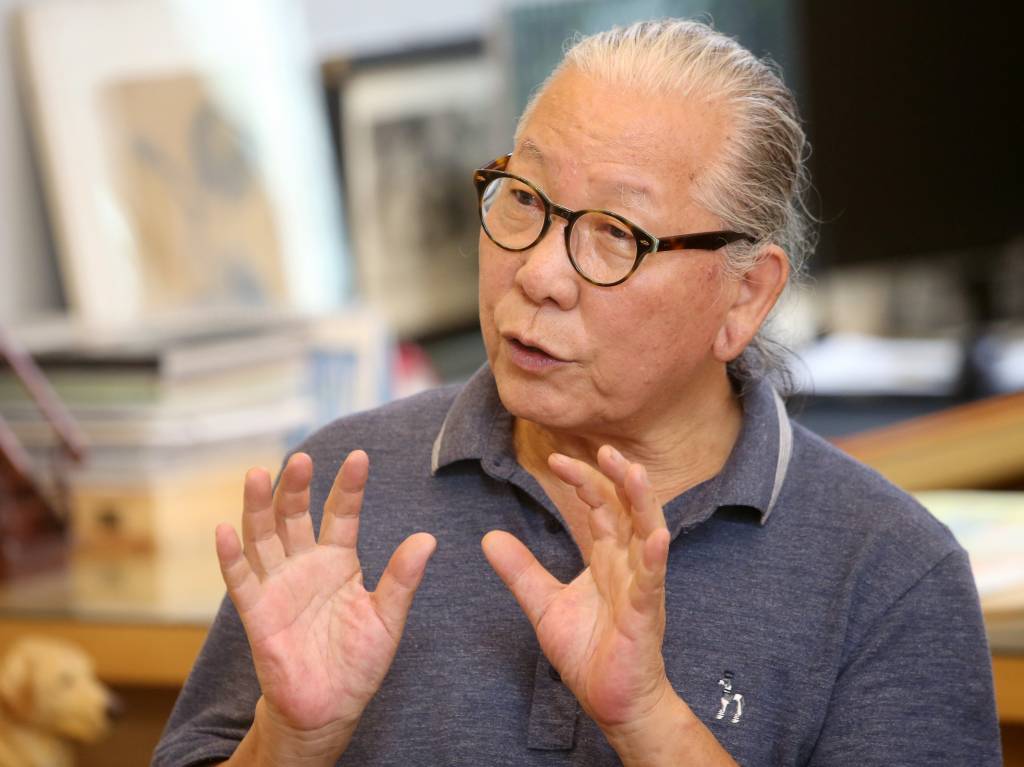 김 이사장은 1696년 김기백·권영섭 작가 문하생으로 입문해 1975년 '나의 창공'으로 데뷔했다. 국내 만화계에서 40여 년을 활동한 '산증인'인 그는 "70년대에는 '어떻게 하면 (검열에) 안 걸릴까'를 걱정했다"며 "요즘은 '이런 소재를 써도 되나' 싶어 깜짝깜짝 놀랄 때가 있다"고 말했다.  /파주=홍봉진 기자