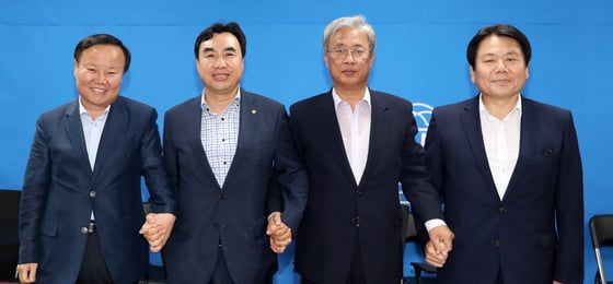 선거구제 개편 문제 등을 다룰 국회 정치개혁특별위원회(정개특위)가 지난 18일 서울 여의도 국회 의원회관에서 간사회동을 가졌다. 왼쪽부터 김재원 (한국당)ㆍ윤관석(민주당)ㆍ유성엽(국민의당)ㆍ정양석(바른정당). /사진=뉴스1