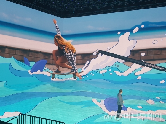 23일(현지시간) 미국 뉴욕 파크 애비뉴 아모리에서 열린 '삼성 갤럭시 언팩 2017'에서 수십명의 삼성전자 현지법인 관계자들이 일제히 '갤럭시 노트8'을 흔들며 행사의 대미를 장식하고 있다.