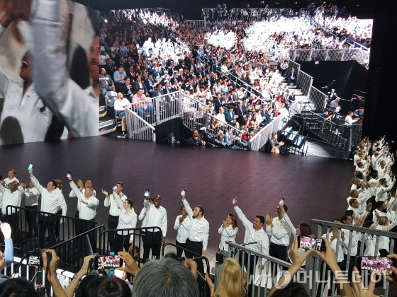 23일(현지시간) '삼성 갤럭시 언팩 2017'이 열린 미국 뉴욕 파크 애비뉴 아모리 앞에 행사 시작 1시간반 전부터 긴 행렬이 늘어서 있다.