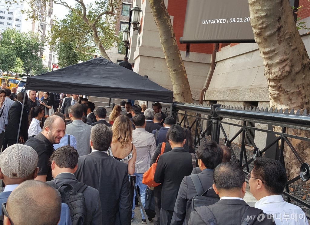 23일(현지시간) 미국 뉴욕 파크 애비뉴 아모리에서 열린 '삼성 갤럭시 언팩 2017' 시연장에서 전세계 미디어 기자들이 열띤 취재경쟁을 벌이고 있는 모습.