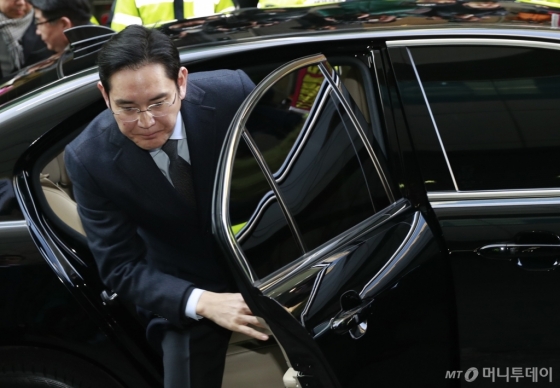 이재용 삼성전자 부회장이 25일 오후 서울 서초구 서울중앙지방법원에서 열린 뇌물공여 등 1심 선고 공판에 출석하고 있다. /사진=뉴스1