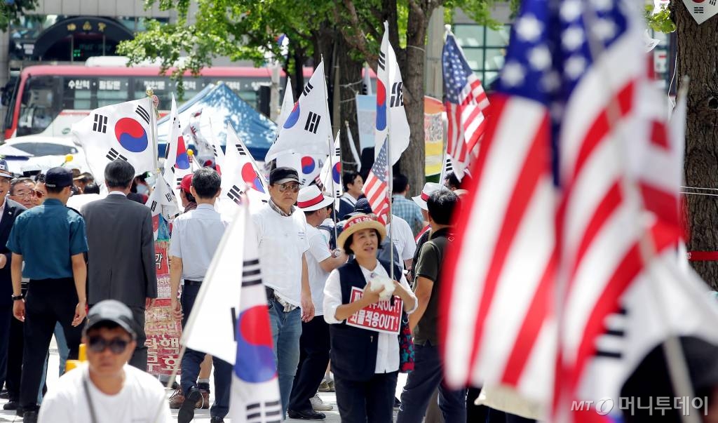 삼성전자 이재용 부회장 뇌물공여 혐의 관련 1심 선고공판일인 25일 오전 서울 서초구 서울중앙지방법원 앞에서 보수단체 회원들이 이 부회장과 박근혜 전 대통령 석방을 요구하고 있다. /사진=김창현 기자