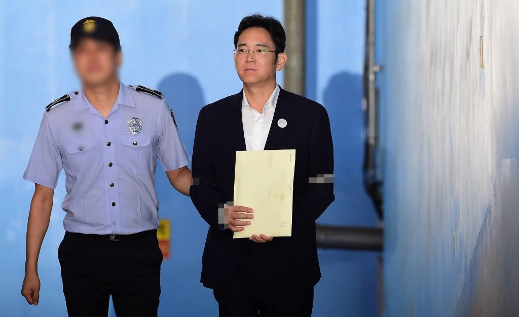 이재용 삼성전자 부회장 선고를 앞두고 방청객들이 모여있다.