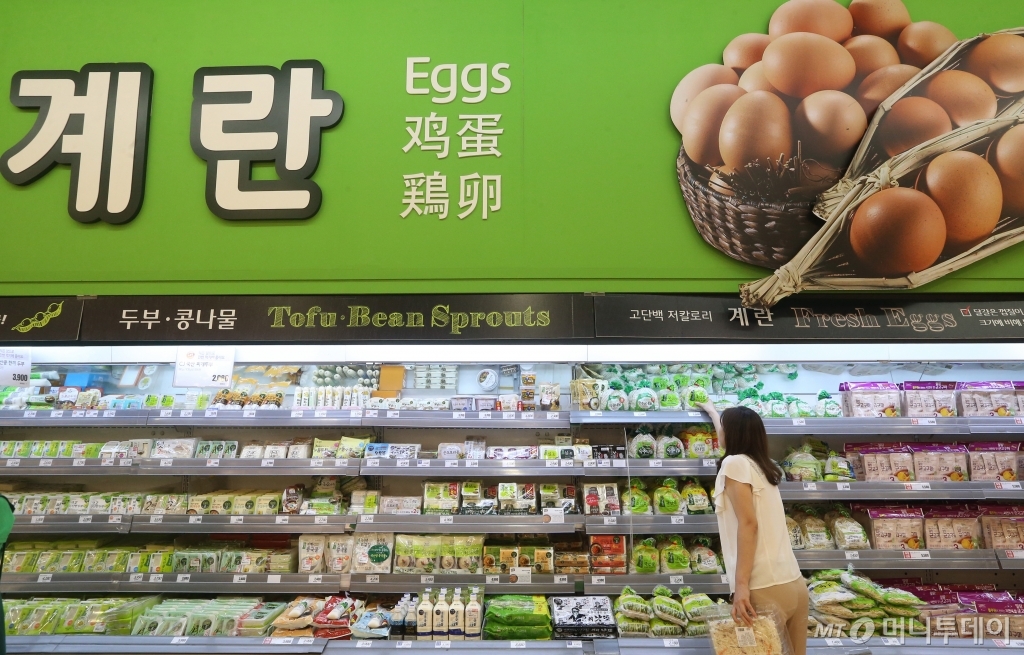 저녁 식탁 속 계란은 빠지고 그 자리를 두부부침과 고등어구이가 채웠다. 가격이 폭등한 상추 대신 비교적 저렴한 오이와 고추가 올라왔다./사진=한지연기자