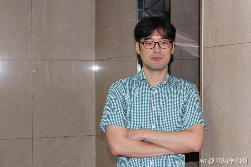 새 장편소설 '고고심령학자'에는 SF에서 원칙처럼 쓰이던 남자 주인공 대신 여자 주인공 4명을 내세워 위기에 빠진 서울을 구하기 위한 방법을 찾는다. 새 작품에서 작가는 호기심 넘치는 소재를 통해 더 깊은 철학적 고민을 안겨주는 글쓰기를 선보인다. /사진=김고금평 기자