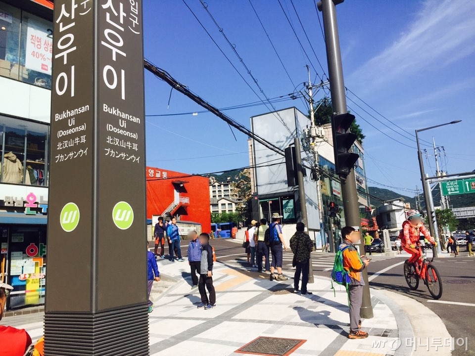 북한산 우이동입구 근처인 북한산우이역 입구. 시민들로 붐비는 인근 상점가 /사진=남궁민 기자