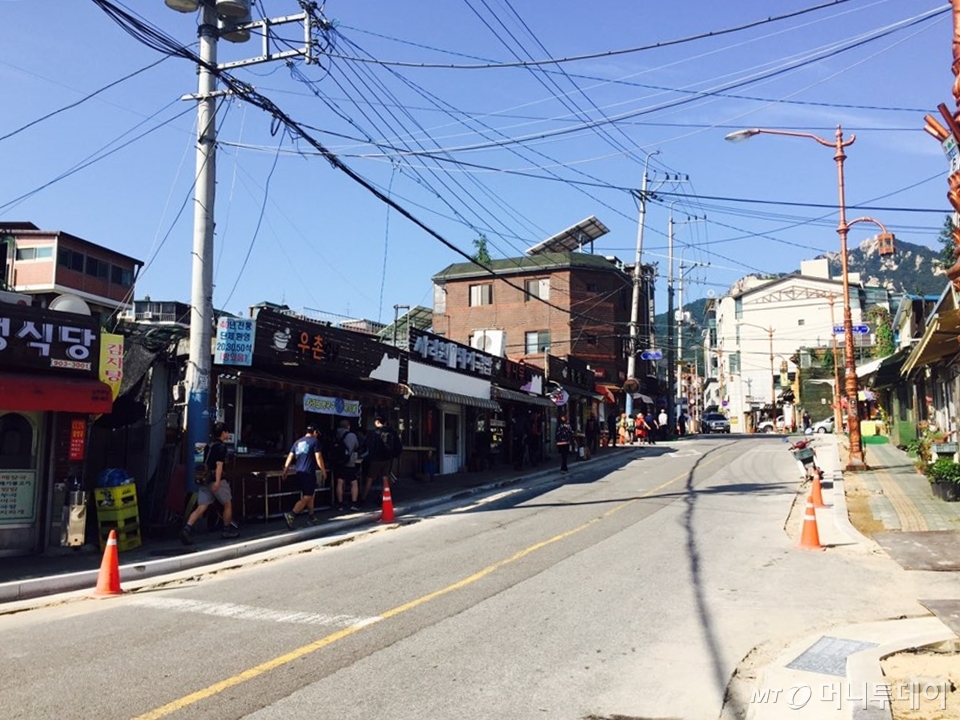 북한산 우이동입구 근처인 북한산우이역 입구. 시민들로 붐비는 인근 상점가 /사진=남궁민 기자
