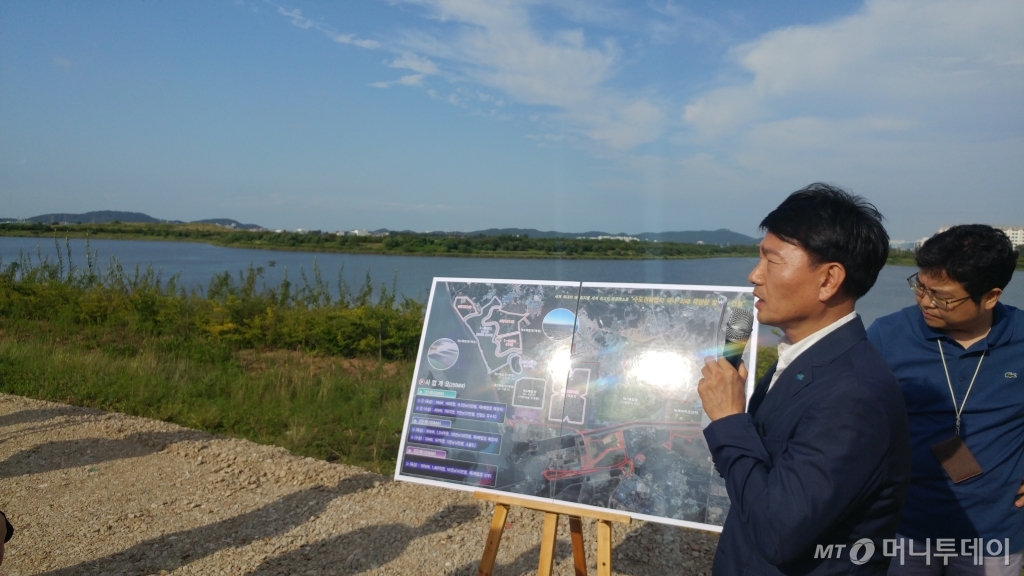 수도권매립지관리공사 관계자가 제4매립장 예정부지에 들어설 태양광 발전시설에 대해 설명하고 있다. /사진=정혜윤기자