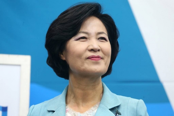 추미애 더불어민주당 대표가 지난달 27일 오전 서울 여의도 당사에서 열린 취임 1주년 기자회견에서 미소를 짓고 있다. /사진=이기범 기자