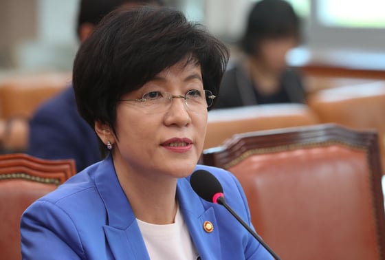 김영주 고용노동부 장관이 29일 서울 여의도 국회에 열린 법제사법위원회 전체회의에서 의원들의 질의에 답변하고 있다. 2017.8.29/뉴스1  <저작권자 © 뉴스1코리아, 무단전재 및 재배포 금지>