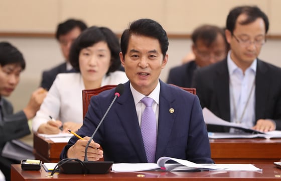 류영진 식품의약품안전처장이 29일 서울 여의도 국회에 열린 법제사법위원회 전체회의에서 여야 의원들의 질의에 답하고 있다. 2017.8.29/뉴스1  <저작권자 © 뉴스1코리아, 무단전재 및 재배포 금지>