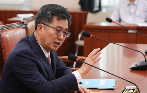 김동연 경제부총리 겸 기획재정부 장관이 29일 서울 여의도 국회에 열린 법제사법위원회 전체회의에서 여야 의원들의 질의에 답하고 있다. 2017.8.29/뉴스1  <저작권자 © 뉴스1코리아, 무단전재 및 재배포 금지>