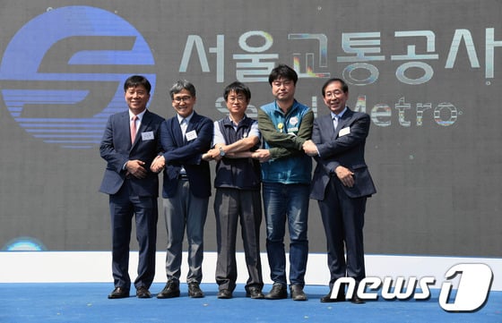 박원순 서울시장과 김태호 서울교통공사 사장, 최병윤 서울지하철노조 위원장, 명순필 서울도시철도공사 노조 위원장, 김철관 서울메트로노조 위원장이 31일 서울교통공사 출범식에서 기념촬영을 하고있다.(서울시 제공)© News1