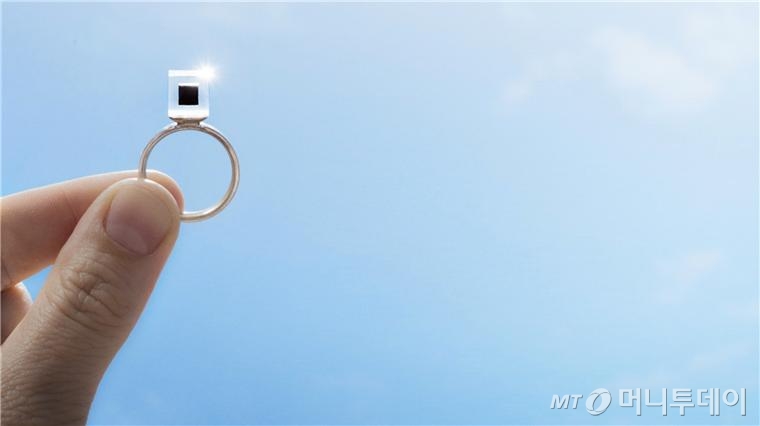 미세먼지를 모아 만든 '스모크 프리 링'. /사진=스튜디오 로세하르데