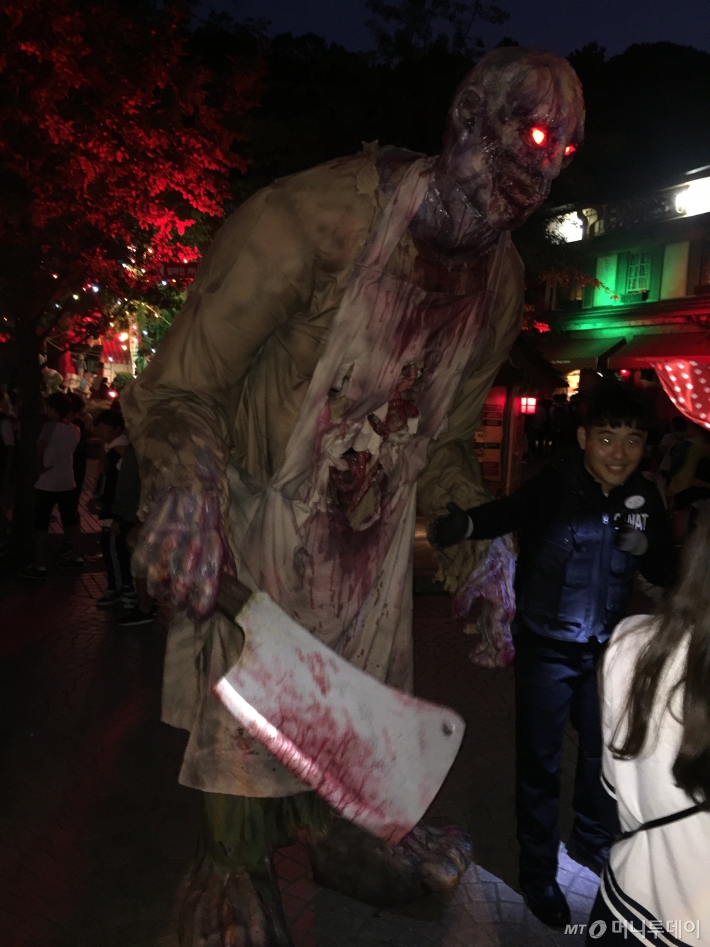 에버랜드의 3m 최장신 좀비. /용인(에버랜드)=김고금평 기자