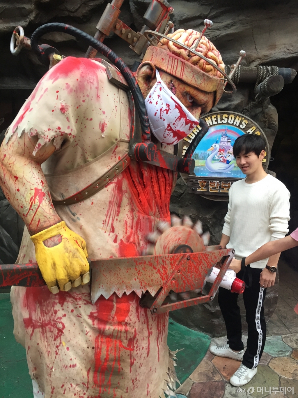 롯데월드의 좀비. 영화 속 호러 생물체를 연상할 만큼 실감난다. /사진=김고금평 기자