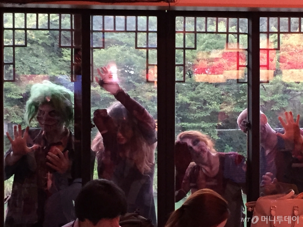 식당 유리창에 매달린 롯데월드의 좀비들. /사진=김고금평 기자