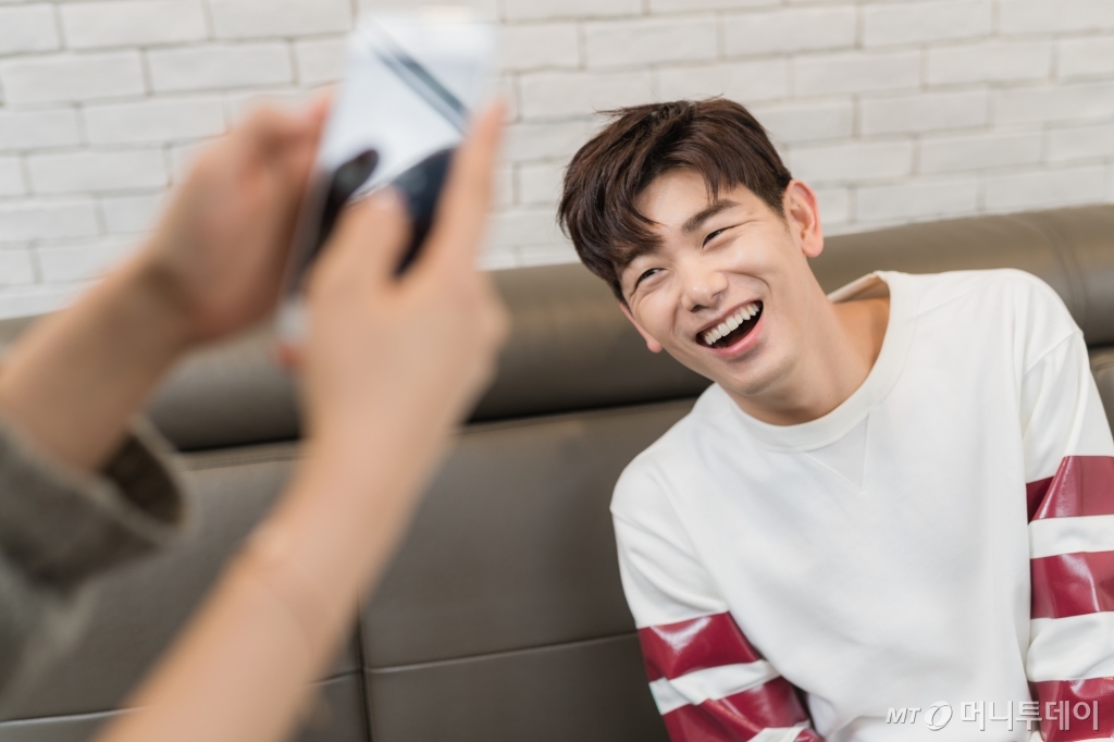 언제 어디서든 웃음을 잃지 않는 가수 겸 방송인 에릭남은 한국방문위원회 '명예미소국가대표'로 활동 중이다. 1초, 2초 먼저 다가가는 친절에서 전 세계의 관심이 큰 관광국가로서의 한국 이미지는 높아진다는 게 그의 설명이다. /사진제공=CJ E&M, B2M엔터테인먼트