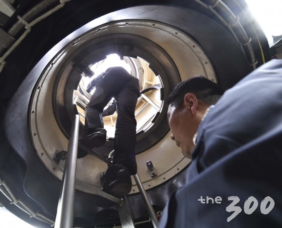 갑판요원들이 입항 준비를 위해 수직사다리를 이용해 함수 갑판으로 이동하고 있다. 취재진들 역시 이 함교탑을 통해 잠수함 내부로 들어갔다. 함수 중간 부분에 위치한 해치와 수직 사다리는 잠수함 내부에서 외부로 출입할 수 있는 유일한 통로다.높이는 약 8m, 수직사다리 통로의 원통은 지름이 약 1m 가량으로 협소했다./사진=해군 제공