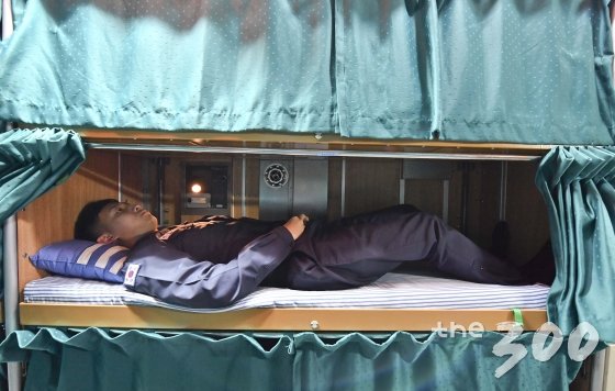 한 승조원이 침상(침대)에 누웠다. 길이가 180m라고 하지만 170 중반대 키 정도가 들어가기에도 좁았다. 이마저 승조원 수와 침대갯수가 많지 않아서 서로 '돌려막기'식으로 쓰고 있다. /사진=해군 제공