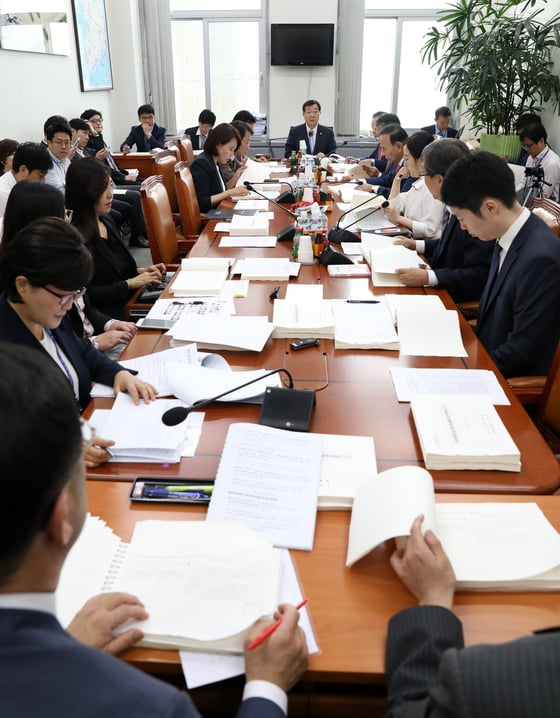 19일 오전 서울 여의도 국회 국토교통위원회 소회의실에서 열린 제1차 국토법안심사소위원회에서 김승기 수석전문위원이 발언하고 있다. 2017.9.19/뉴스1  <저작권자 © 뉴스1코리아, 무단전재 및 재배포 금지>