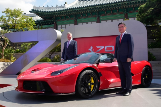 지난 18일 페라리 라페라리 아페르타 국내 공개행사에서 기념 촬영하는 김광철 FMK 대표(오른쪽)/사진제공=FMK