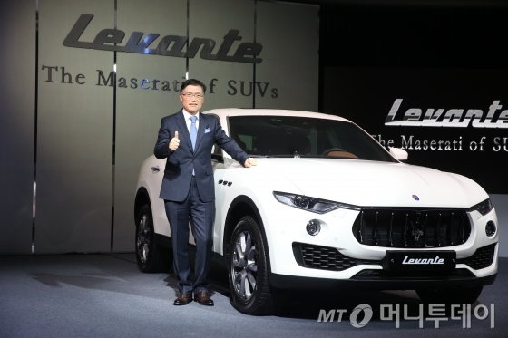 지난해 11월 마세라티 르반떼 출시 행사에서 김광철 FMK 대표가 사진 촬영을 하고 있다./사진= 임성균 기자