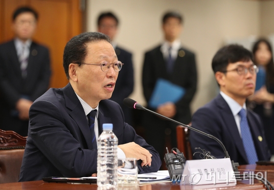 최흥식 금융감독원장이 21일 오전 서울 여의도 금융감독원에서 열린 금융소비자 권익제고 자문위원회 1차 회의에서 인사말을 하고 있다./사진=뉴스1