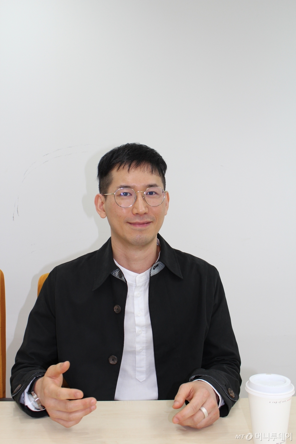 '제2회 한국과학문학상' 장편 부문에서 '에셔의 손'으로 대상을 수상한 김백상씨. 그는 전자두뇌라는 소재로 기억을 지우고 새 삶을 사는 사람들의 관계를 SF적으로 풀어냈다. 심사위원들은 "숨 막히는 긴장감과 탄탄한 문학적 구성이 돋보이는 작품"이라고 평가했다. /사진=김고금평 기자