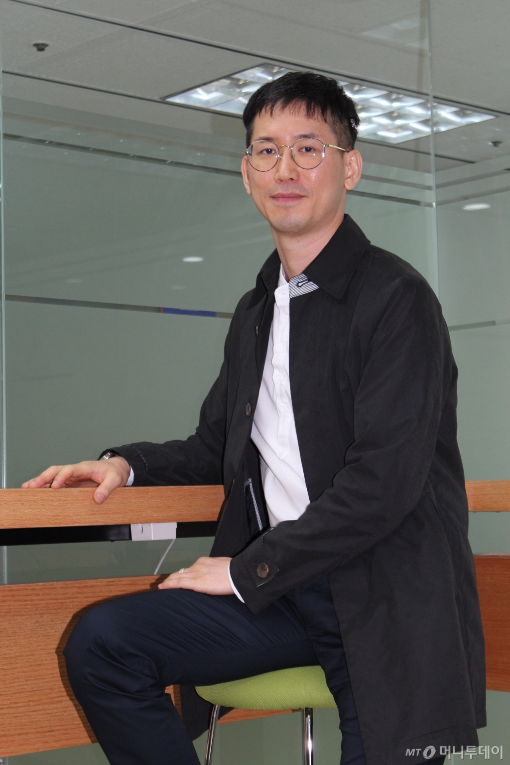 슈퍼마켓 점원으로 7년째 일하고 있는 김백상씨는 '제2회 한국과학문학상' 공모전 대상 수상으로 불혹의 나이에 등단했다. 아버지 죽음을 계기로 글쓰기에 도전한 그는 이번 대상작 '에셔의 손'을 10년째 손질하며 세상에 내놓았다. /사진=김고금평 기자