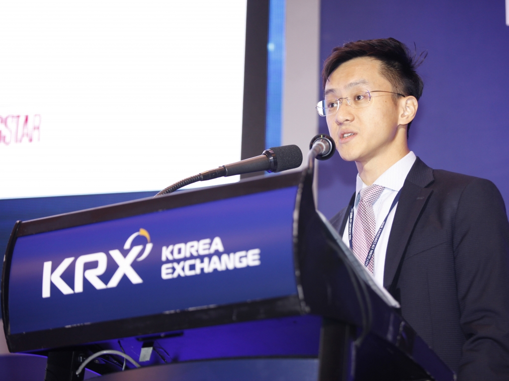 재키 초이 모닝스타 아시아 ETF 리서치 부문장이 28일 서울 여의도 콘래드호텔에서 열린 '2017 글로벌 ETP 컨퍼런스 서울'에서 연설을 하고 있다. /사진제공=한국거래소