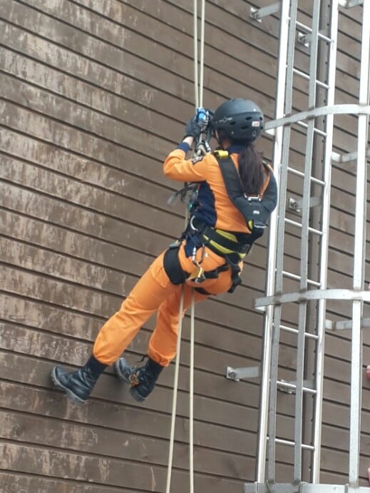 2015년 9월, 인명구조사 시험과목 중 로프 하강을 연습하던 모습/사진=본인 제공