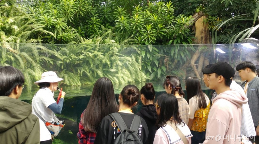 지난달 29일 충남 서천군에 있는 국립생태원에서 관람객들이 설명을 듣고 있다. /사진=정혜윤 기자.