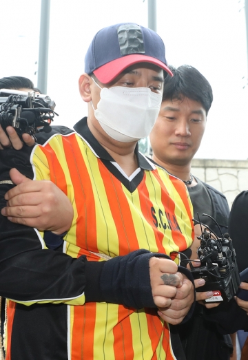 중학생 딸의 친구를 살해하고 야산에 유기한 혐의로 구속된 이모씨(35)가 10일 오전 피의자 조사를 받기 위해 서울 중랑경찰서로 향하고 있다./사진=뉴스1