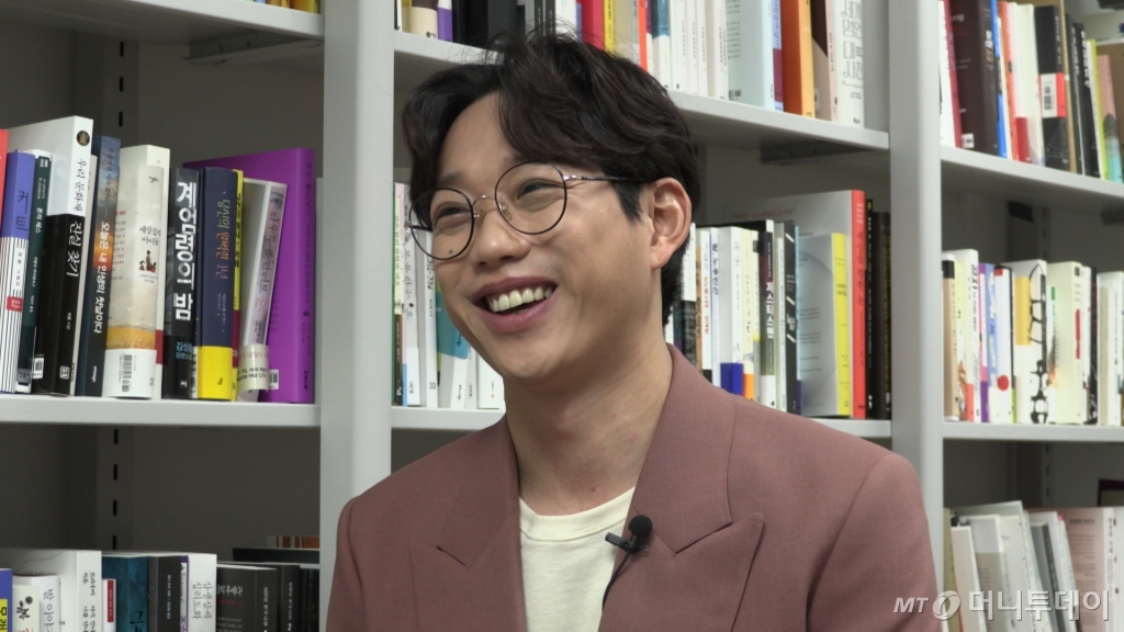 십센치 권정열이 3년 만에 내놓은 4집은 찌질한 남자의 수동적 연애담, 흥겨운 멜로디, 구슬픈 창법 등 십센치표 음악을 만끽할 수 있다. 대중의 귀를 쉽게 잡아채는 화수분 같은 그의 작곡 실력은 여전히 '유효'하다. /사진=머니투데이 비디오뉴스팀