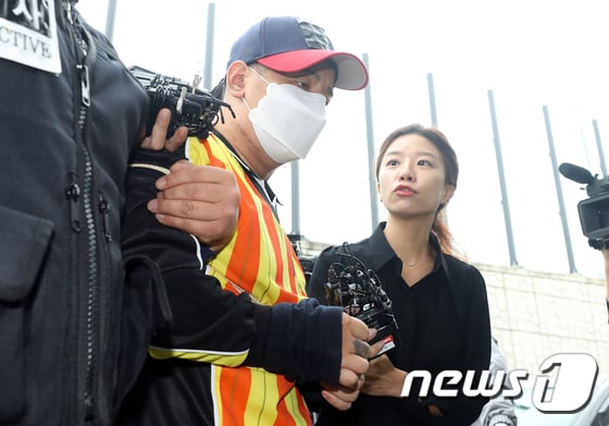 중학생 딸의 친구를 살해하고 야산에 유기한 혐의로 구속된 이모씨가 10일 오후 피의자 조사를 받기 위해 서울 중랑경찰서로 향하고 있다.  2017.10.10/뉴스1 © News1 신웅수 기자