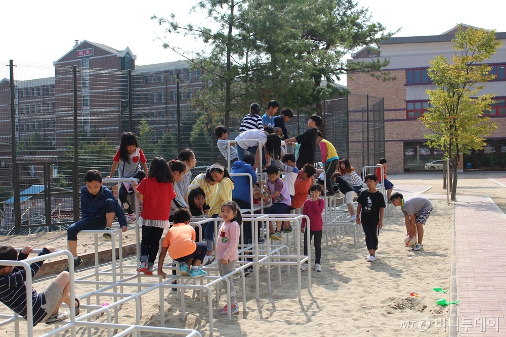서울 강북구 유현초등학교 운동장에 학생들이 직접 참여해 설계한 놀이시설이 만들어졌다. 지난달 25일 2교시 후 중간놀이시간에 운동장으로 나온 학생들 모습. /사진=진달래 기자