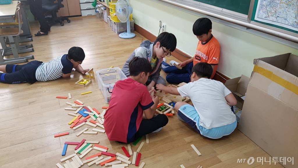 지난달 22일 오전 서울 연천초등학교 한 교실에서 학생들이 보드게임을 하며 노는 중이다. /사진=김민중 기자